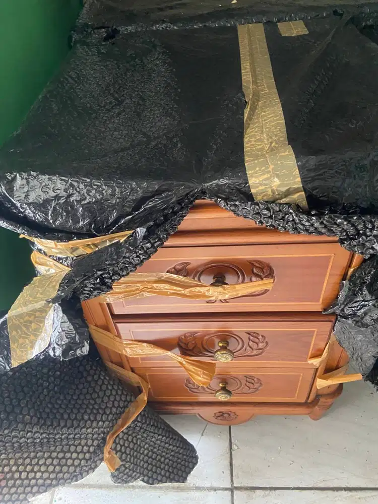 DIJUAL: set Tempat TIdur, Lemari, Bufet, dan Piano Rusia