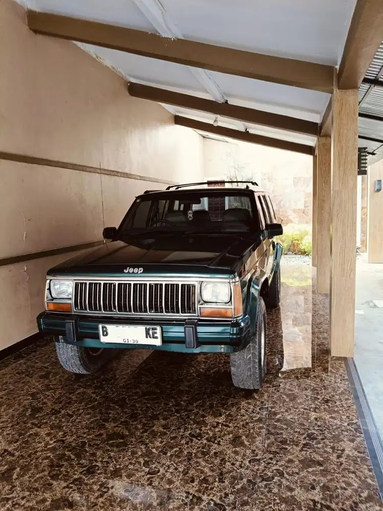 Di JUAL JEEP CHEROKEE SPORT MANUAL TRANSMISI 4000 CC TAHUN 1995