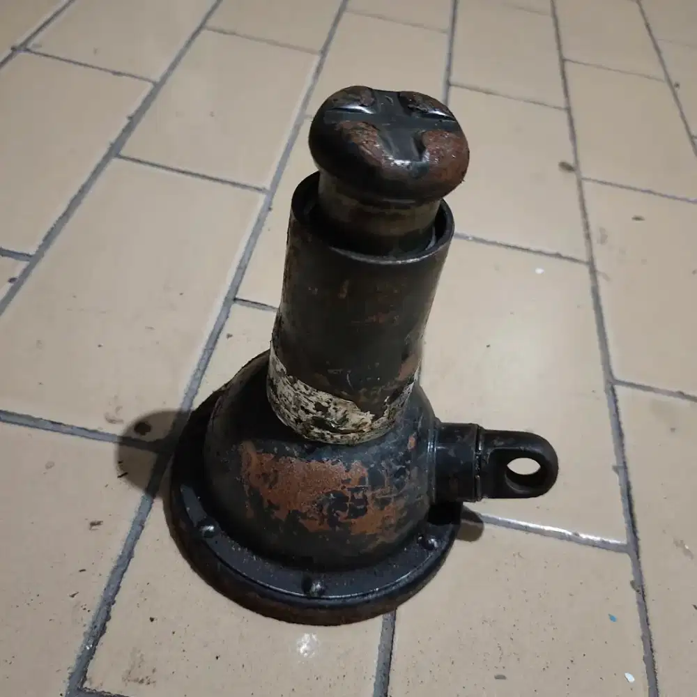 DONGKRAK MOBIL PISTON