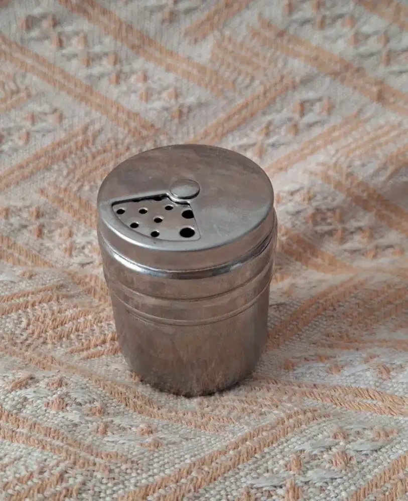 Tempat Garam / Merica
Tinggi 7cm
Diameter 5cm