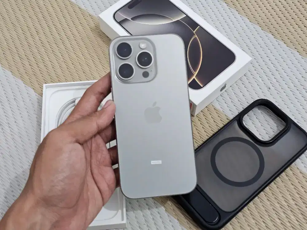 IPhone 16 pro 128GB Resmi iD/A mulus like new garansi on april 2026