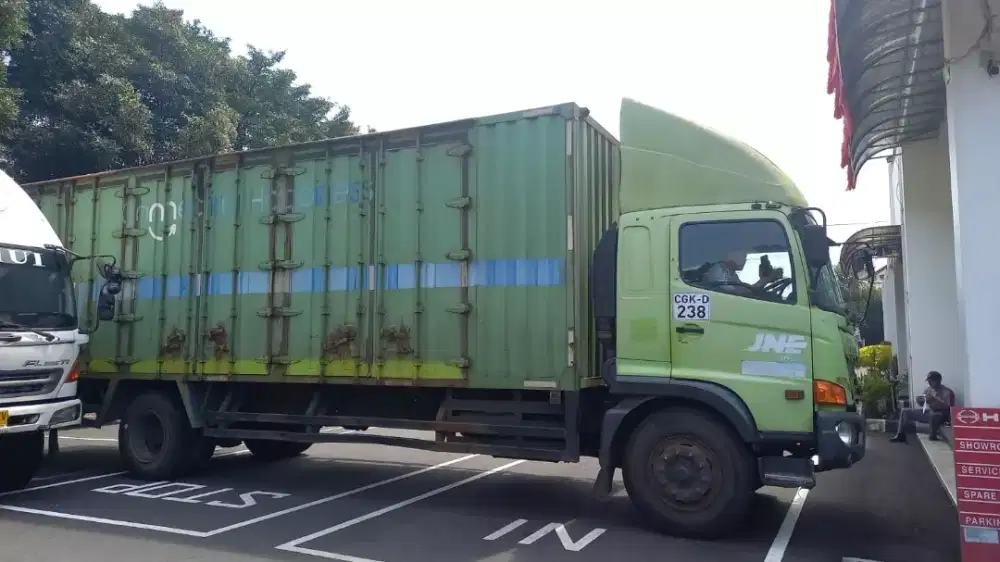 Truk Hino 6ban FG235JS 2018 box long 8m siap kerja luar kota