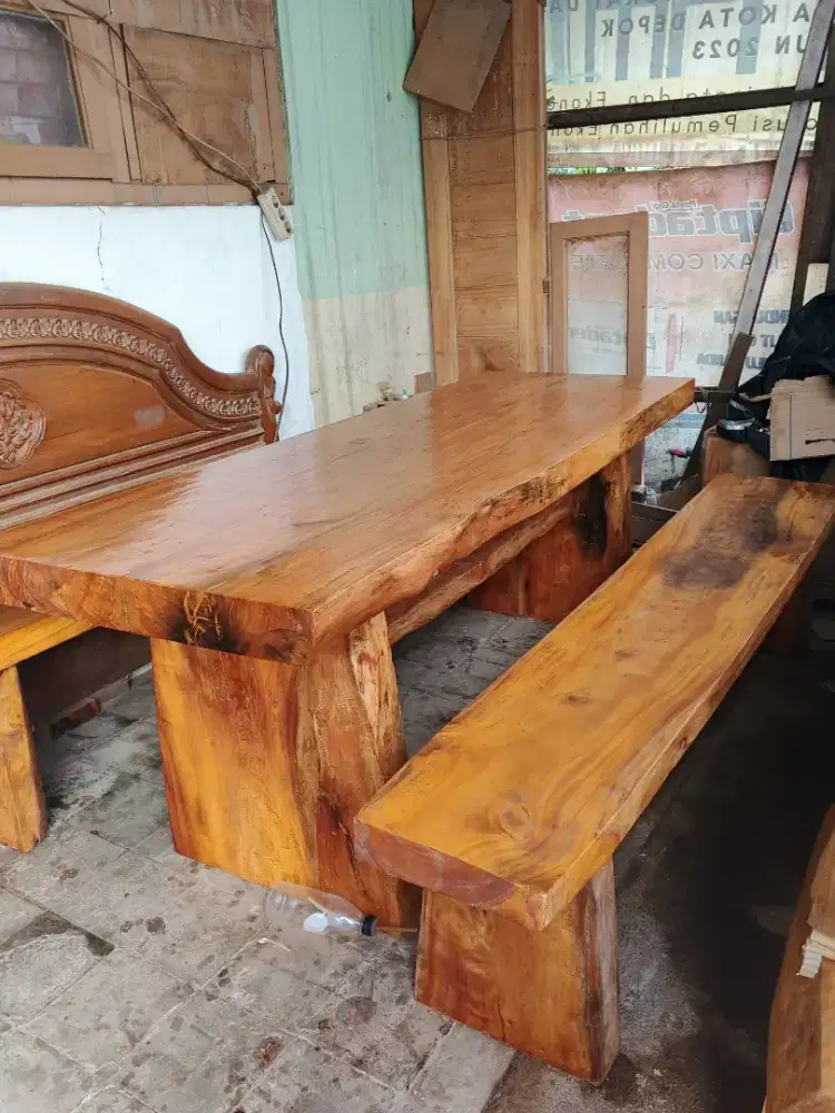 Meja makan antik teras