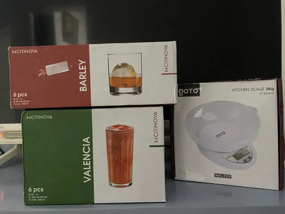 Gelas dan timbangan digital