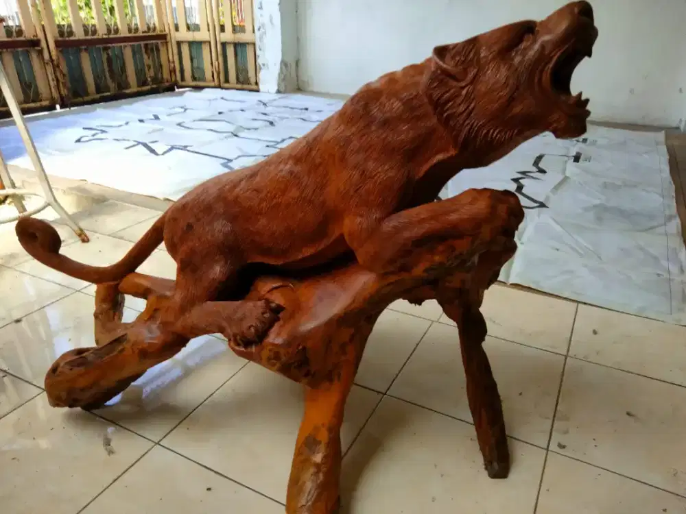 Patung Harimau dari bonggol jati