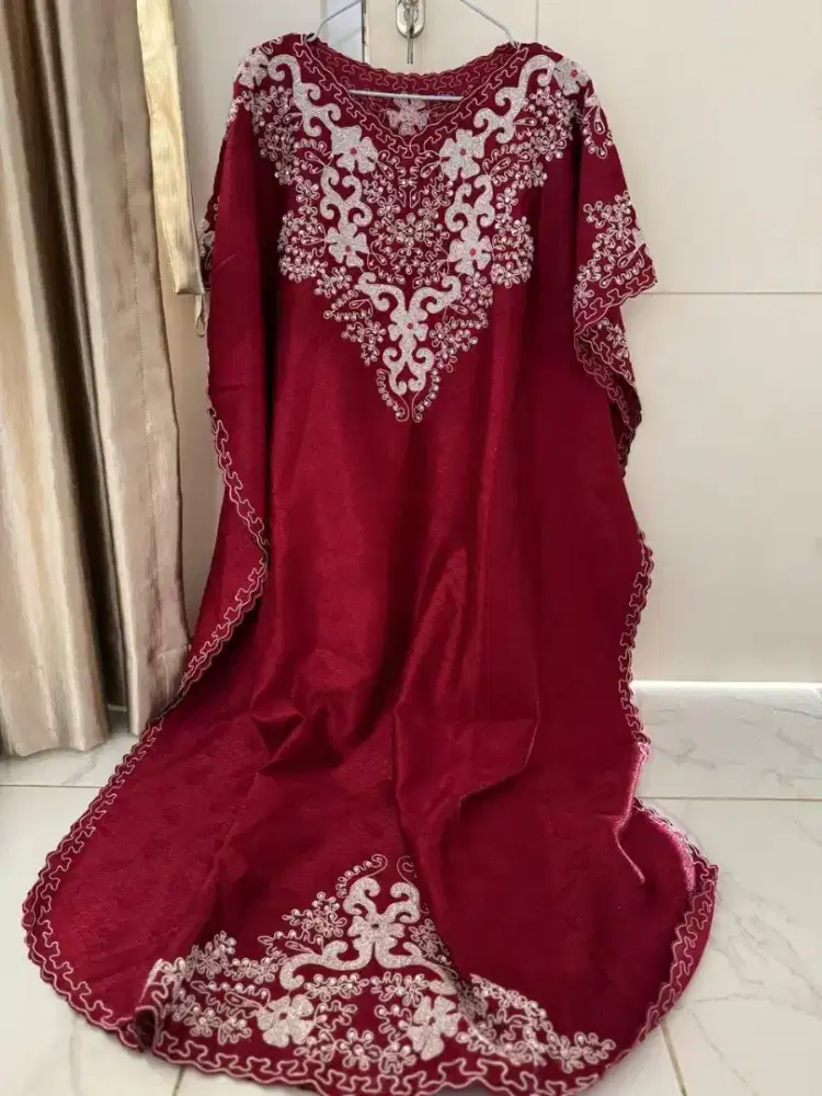 Baju Muslim Wanita Merah Mewah