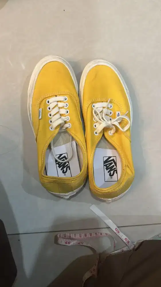 Sepatu Wanita merk VANS