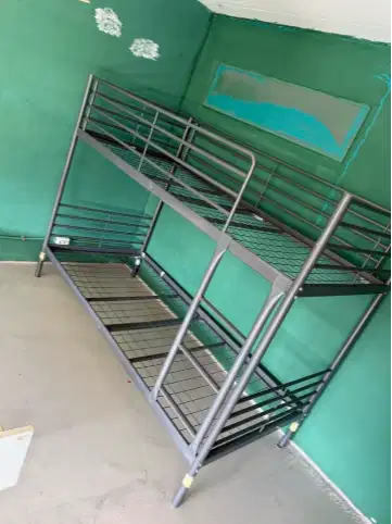 Frame / Rangka besi tempat tidur tingkat.