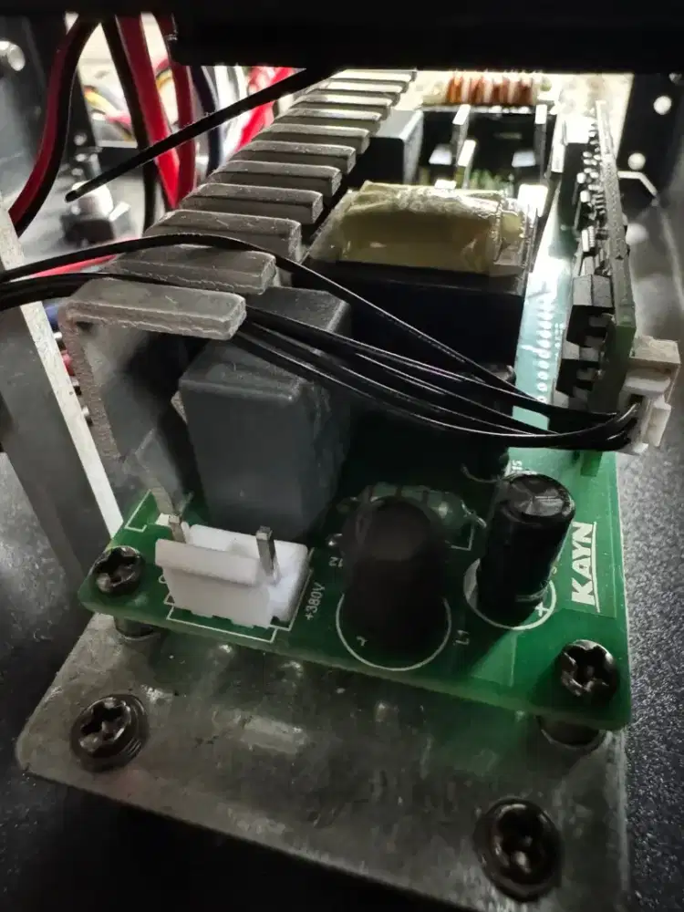 Helper teknisi elektronik