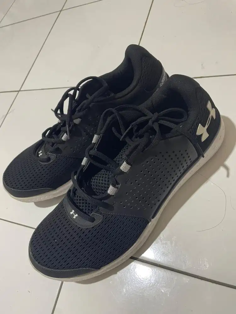 Sepatu underarmor ori
