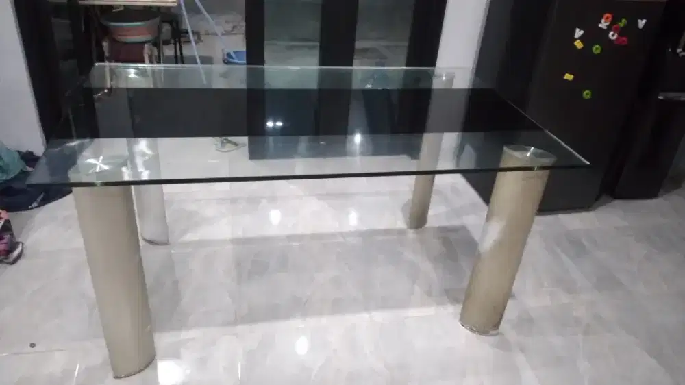 Meja makan minimalis (tempered glass)