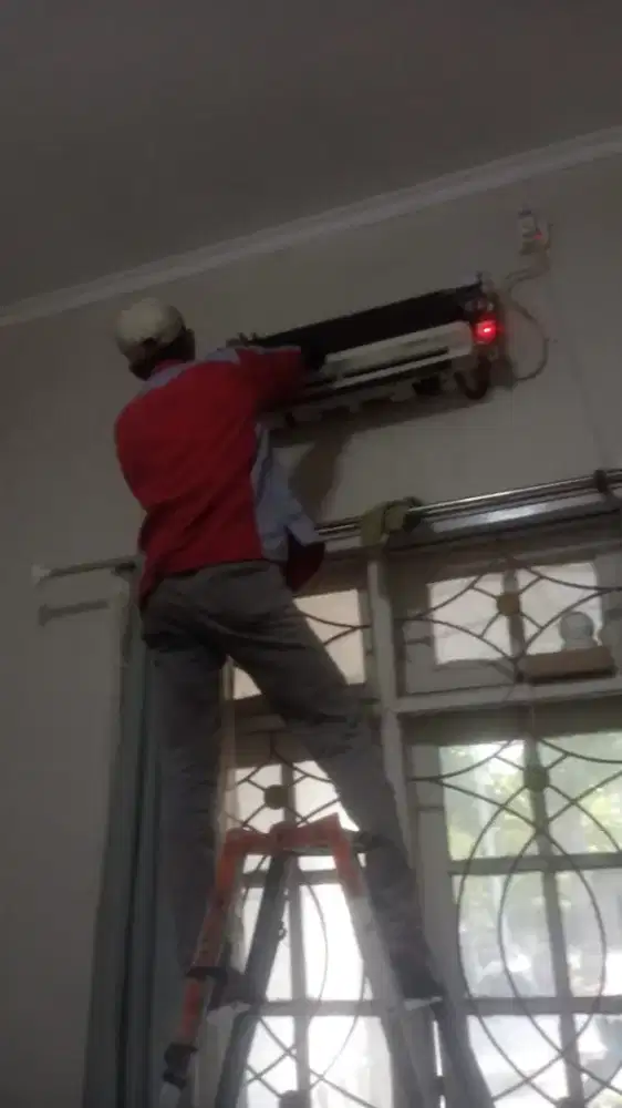 SERVICE AC, PERBAIKAN AC NETES TDK DINGIN,ISI FREON BONGKAR PASANG