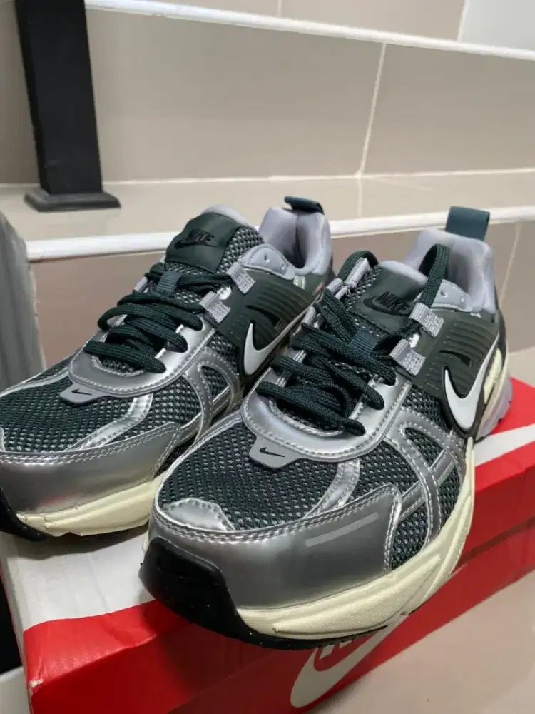 Sepatu Nike V2K Run Vintage Green