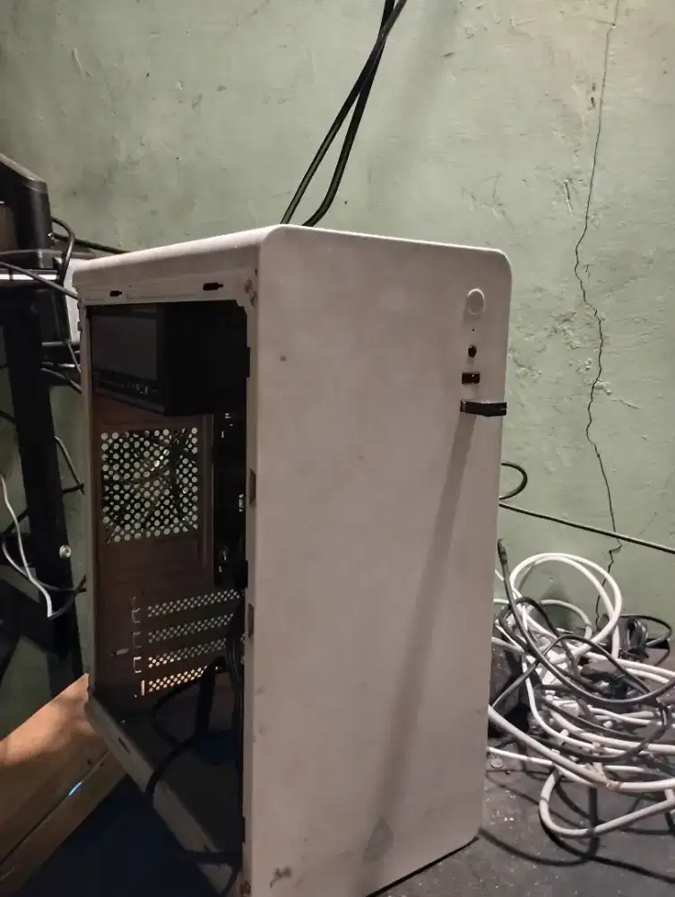 WTS PC RYZEN 3 2200G RAM 8GB SSD 256GB + MONITOR 19