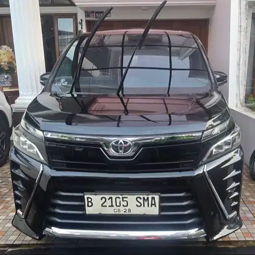 Jal Toyota Voxy hitam tahun 2018
