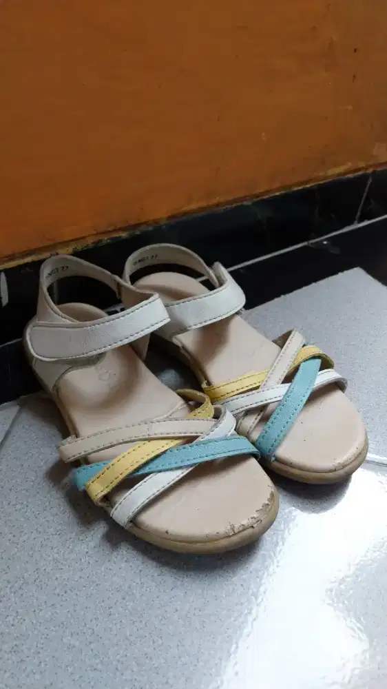 Dijual sandal preloved anak perempuan size 27