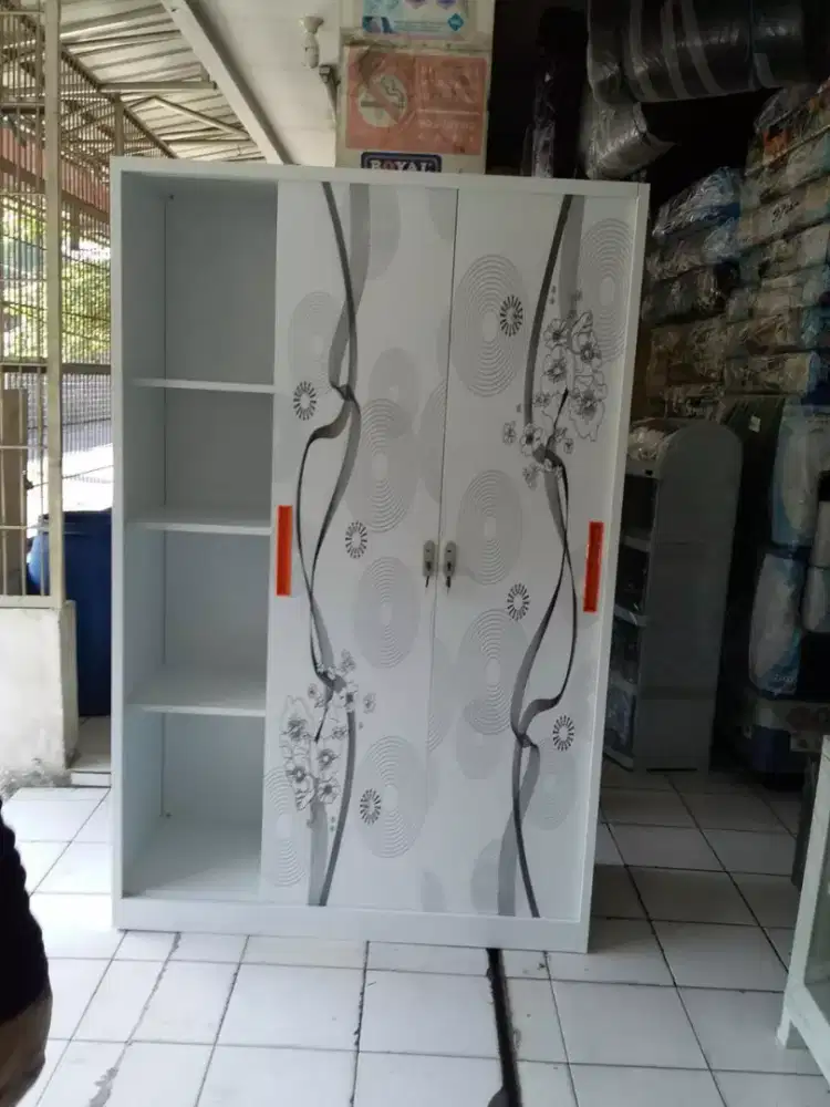 Lemari besi 3 pintu