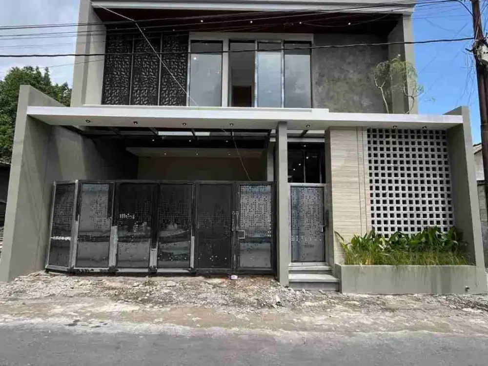 RUMAH BARU SIAP HUNI 2 LANTAI KONTEMPORER MODERN FULL FURNISHED DI PURWOMARTANI