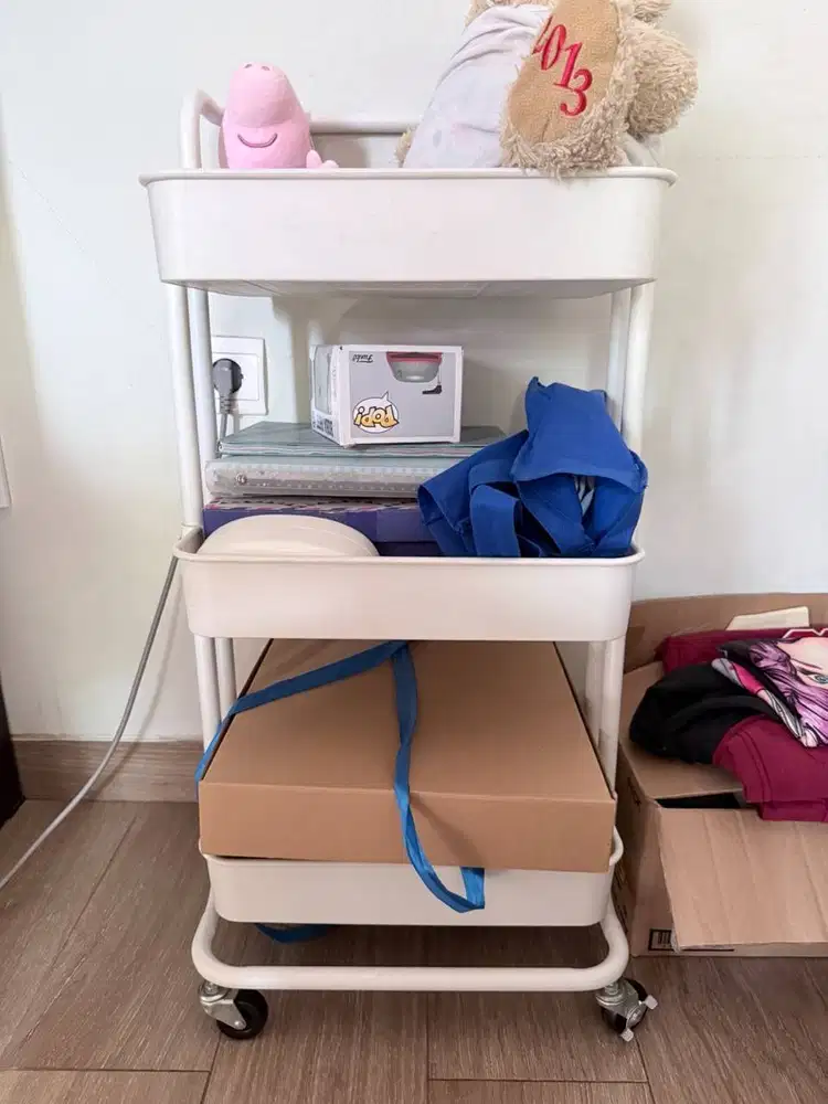 Rak 3 Susun Simple Ada Roda Kondisi Bagus Warna Putih