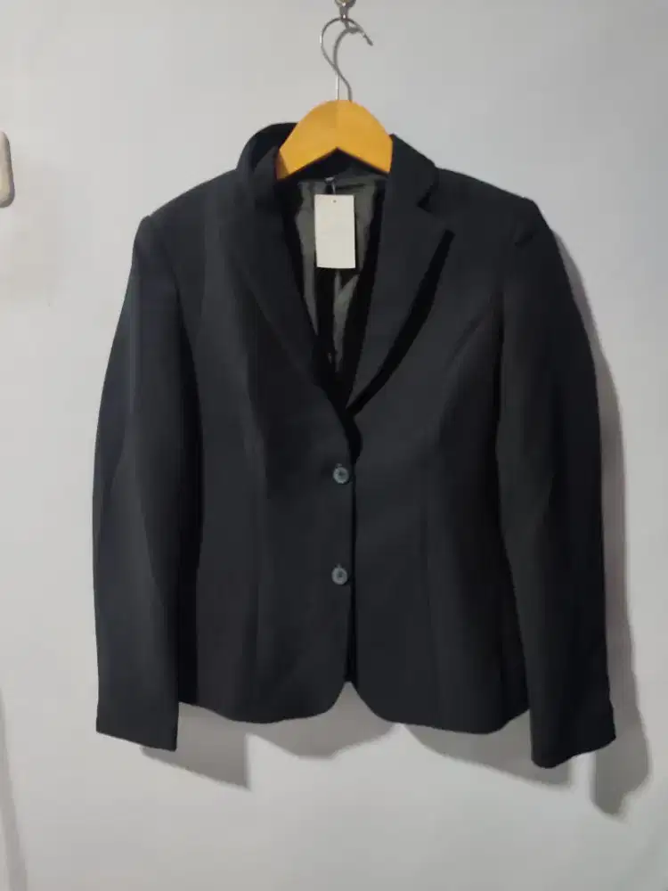 Blazer hitam wanita