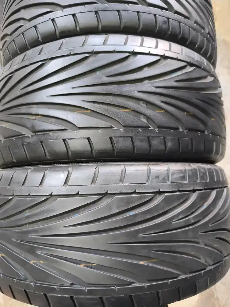 Toyo proxes 255 45 R18