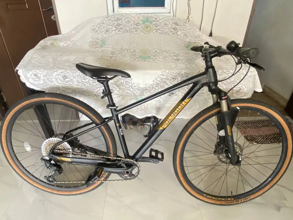 SEPEDA URBAN HYBRID POLYGON HEIST X7