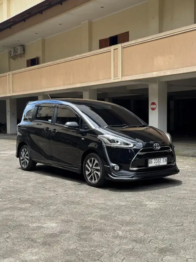 TOYOTA SIENTA Q AB