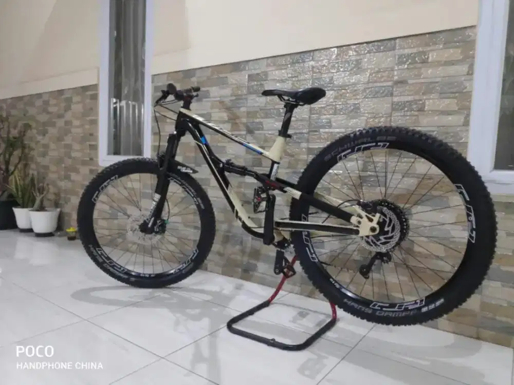 Polygon siskiu D7
Frame 29er
Ring 27,5
Handlebar carbon