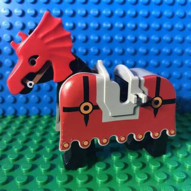 Lego castle vintage - Fright knight horse & barding + dragon helmet