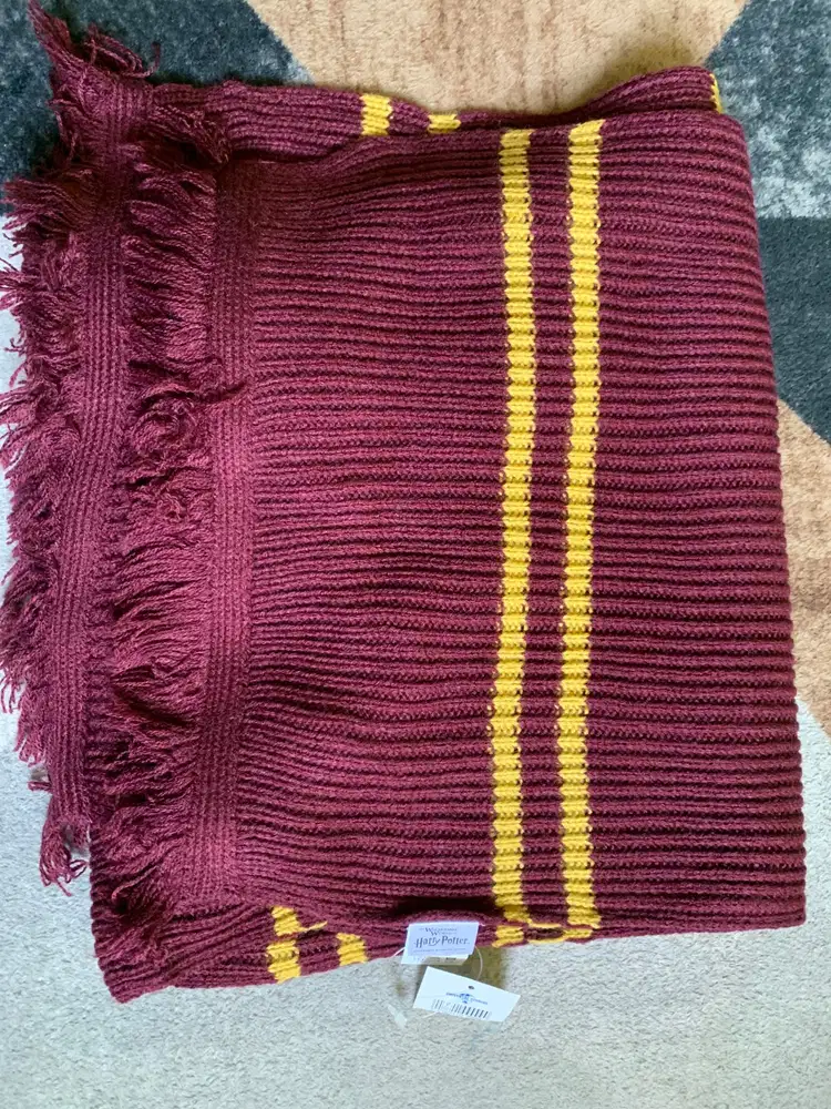 Syal Gryffindor Asli – Hangat, Stylish, & Wajib untuk Potterheads!