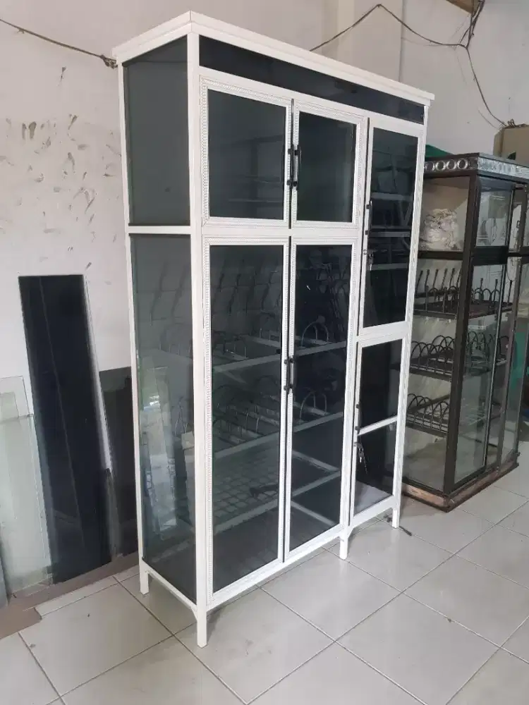 lemari simpan piring atau alat dapur lain nya
