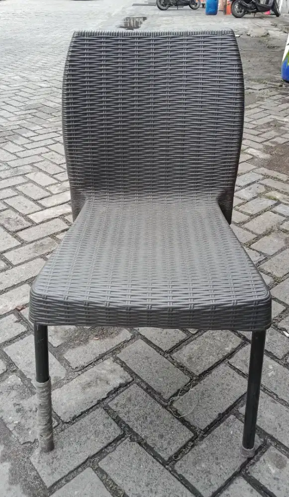 Kursi plastik kaki besi