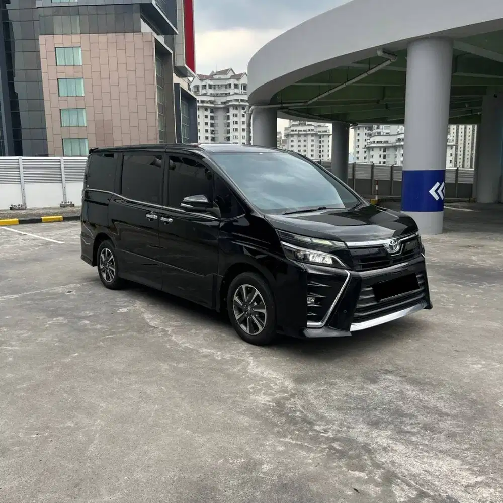 TOYOTA VOXY 2.0 A/T 2018