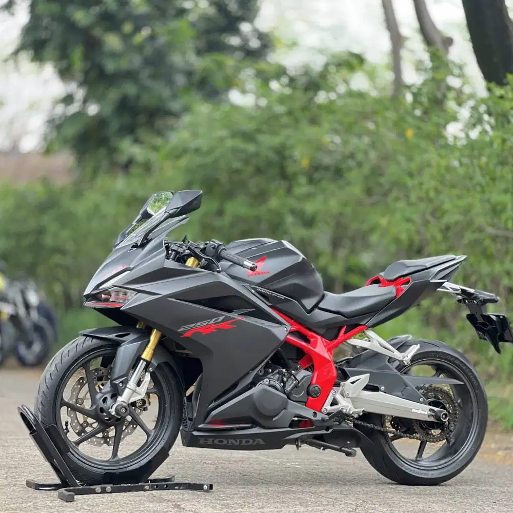 HONDA CBR 250RR NON ABS HITAM 2018 KM 15K PAJAK ON LIKE NEW