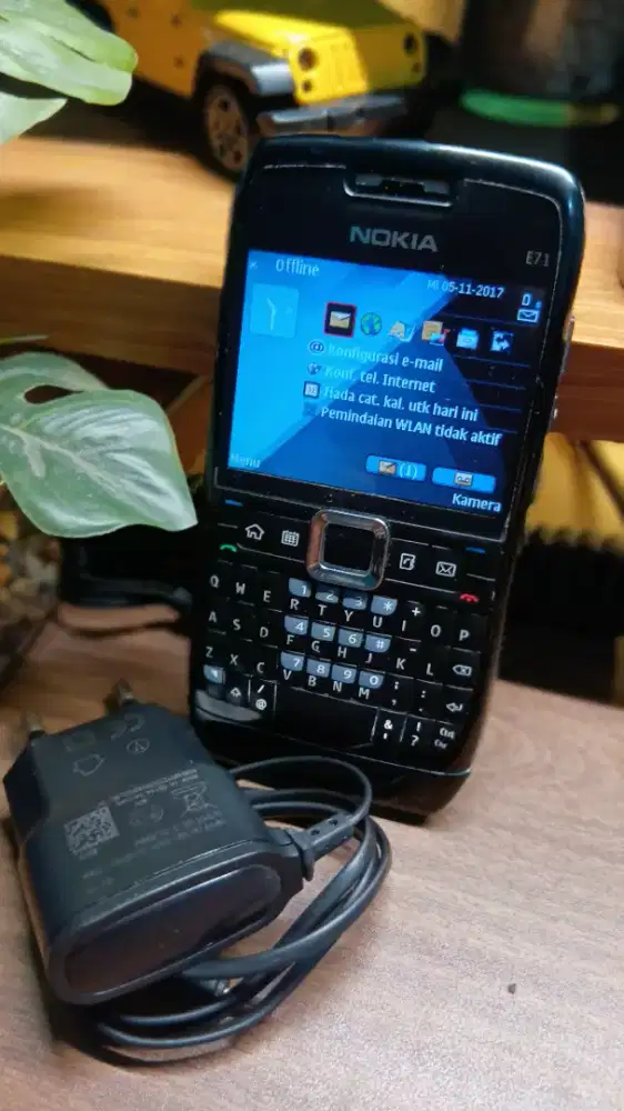 Nokia E71 + Charger