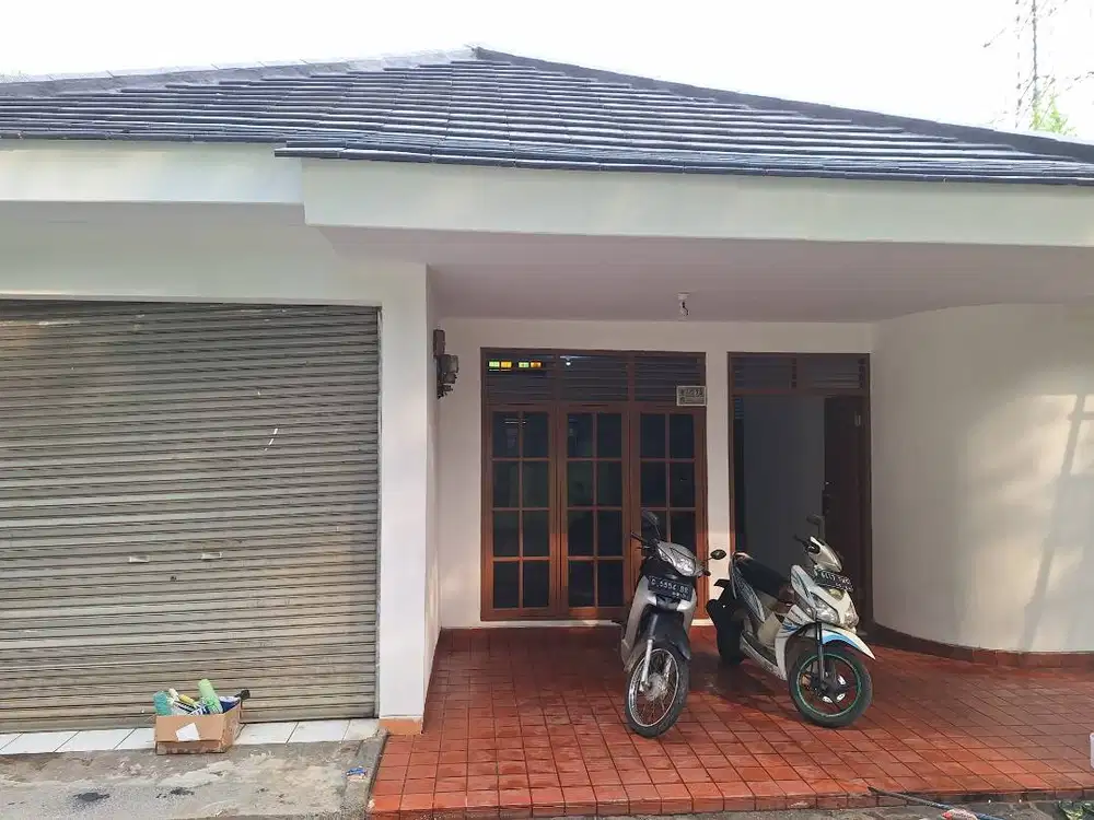Rumah Besar disewakan. Akses jalan utama. Cocok utk keluarga & kantor
