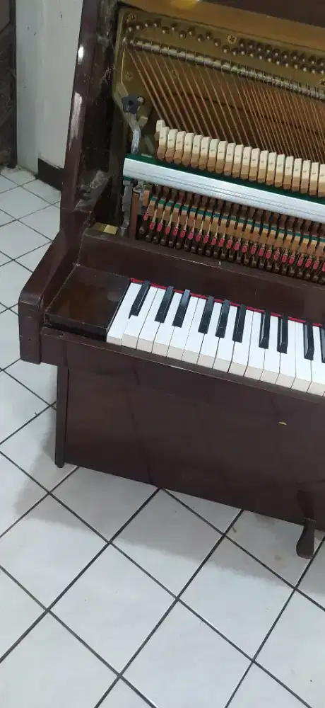 JL piano YAMAHA type LU 80