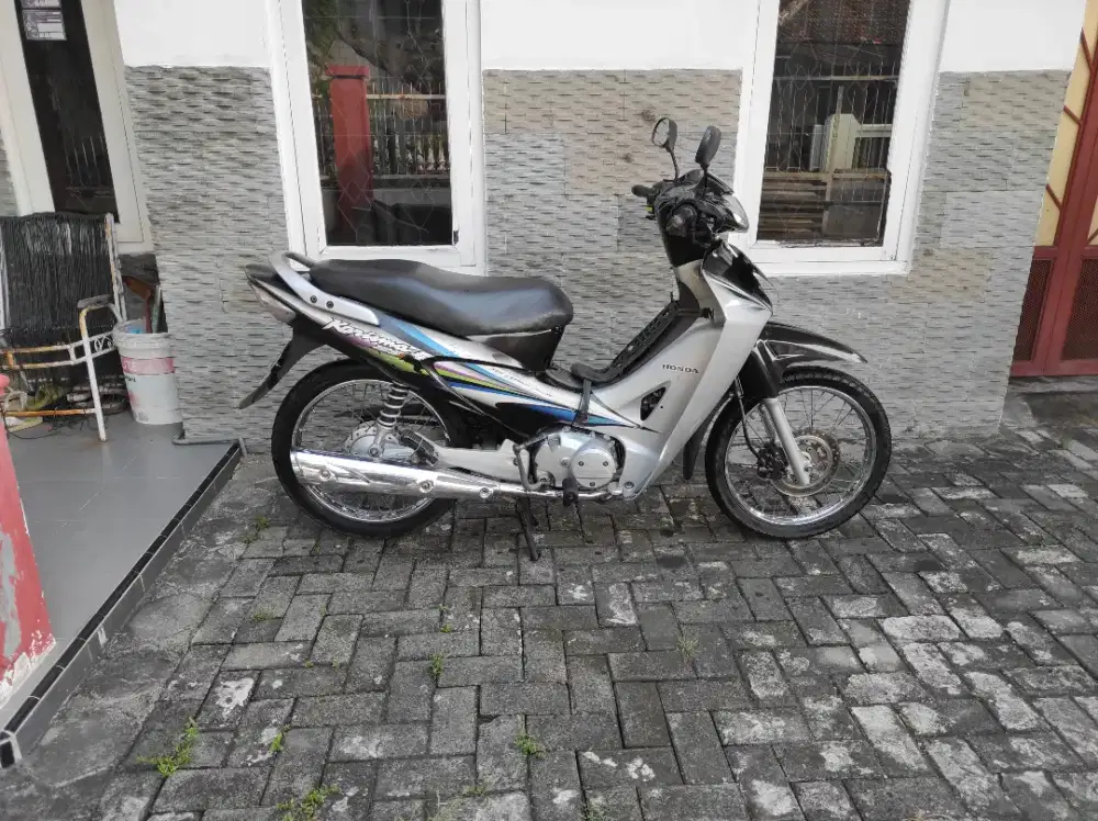 Motor kharisma th 2004