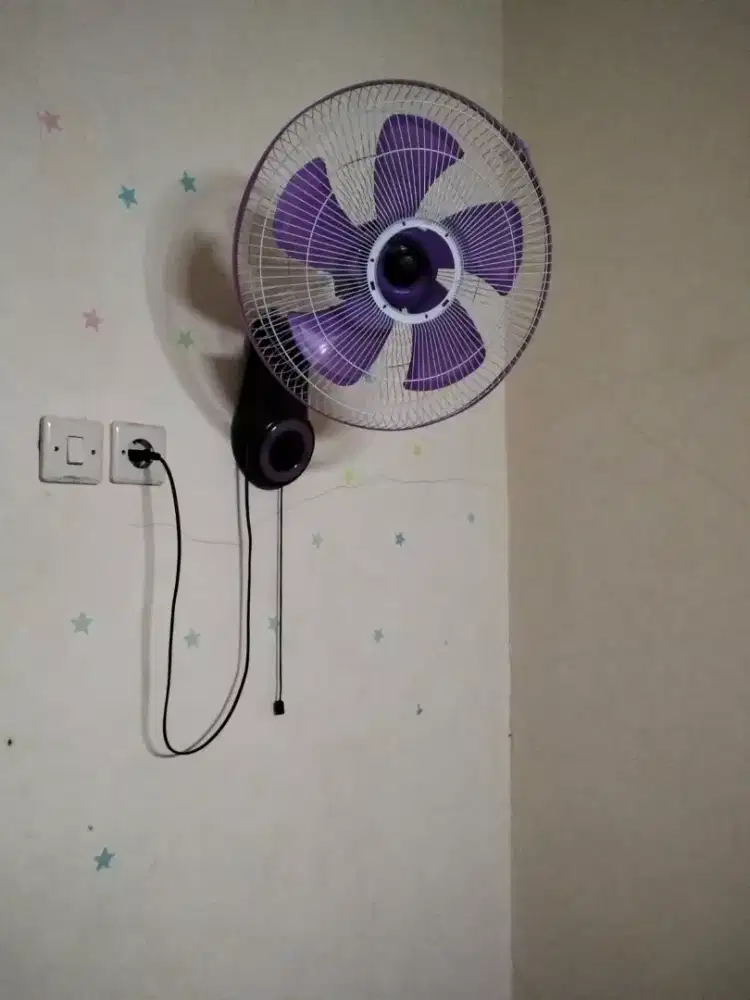 Di jual 2 lemari plastik dan kipas dinding