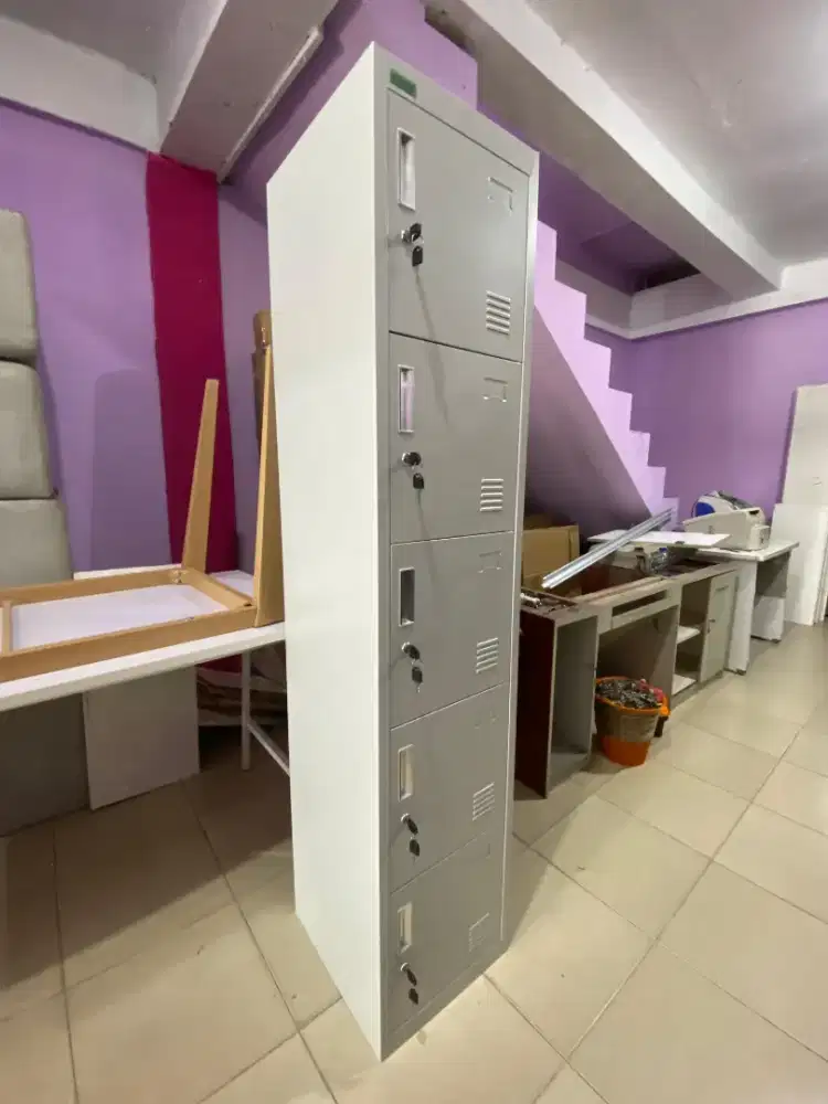 Loker 5 pintu besar muatan