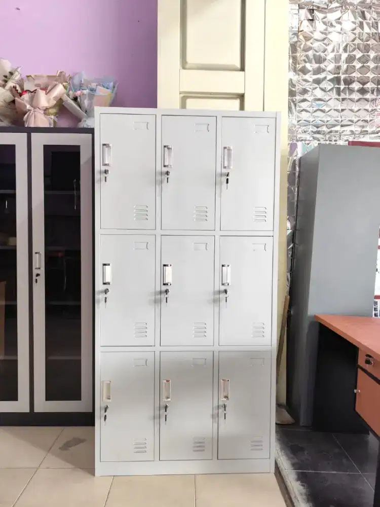 Loker 9 pintu besar muatan