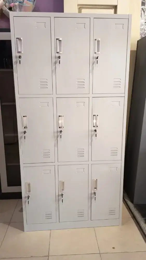 Loker 12 pintu besar muatan