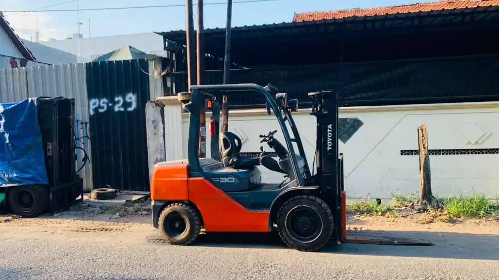 TOYOTA 3 TON MAST 3 METER UNIT NORMAL SIAP KERJA TAHUN MUDA