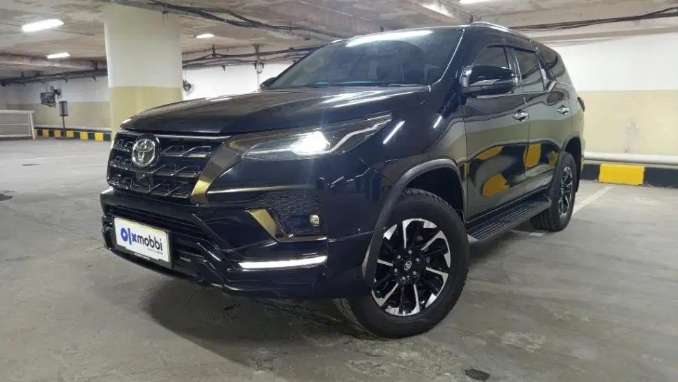 Toyota Fortuner Like New 2.8 4x2 GR Sport DSL Solar-AT 2022 Hitam