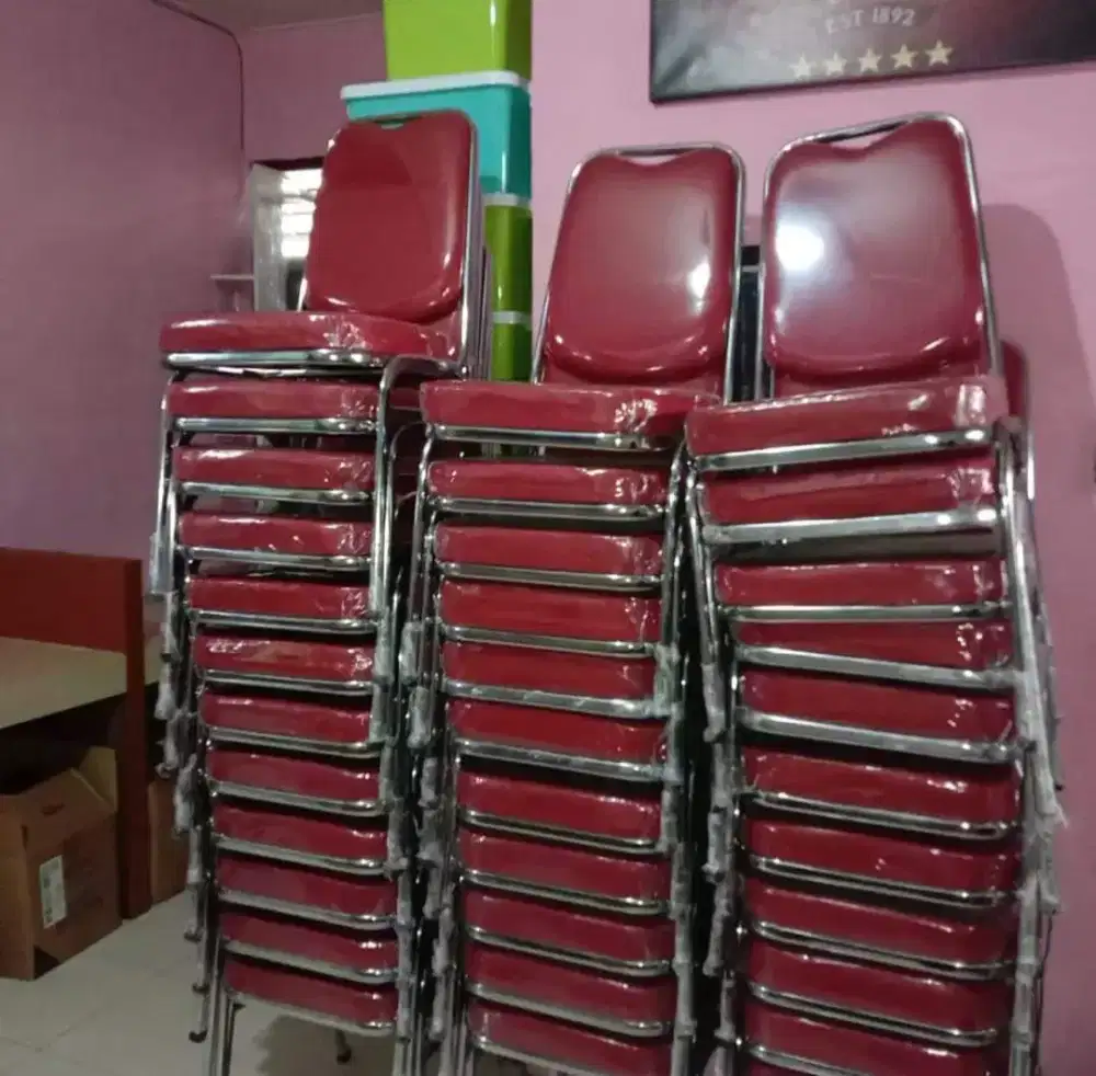 Kursi susun serbaguna warna