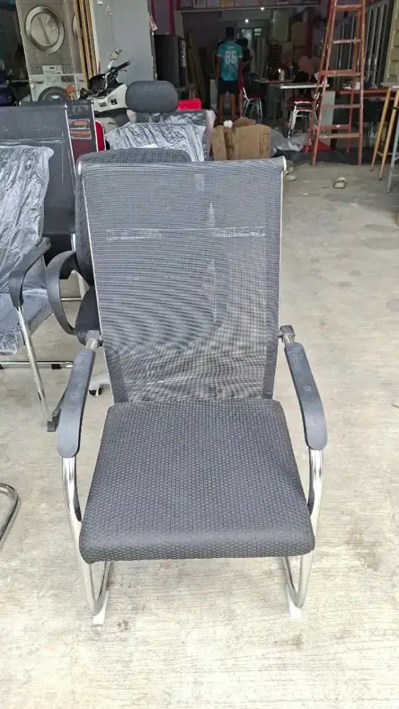 Kursi hadap jaring besi