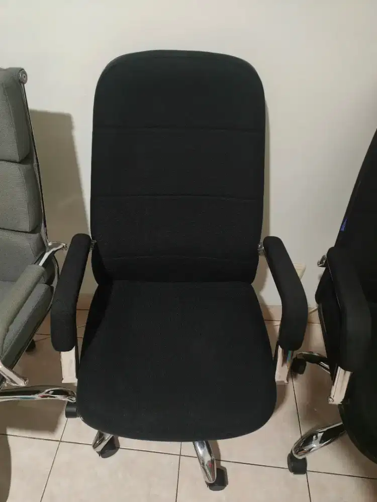 Kursi kerja hitam busa masih tebal