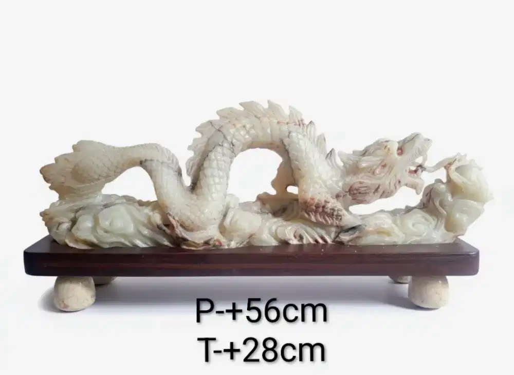 Pajangan patung batu naga