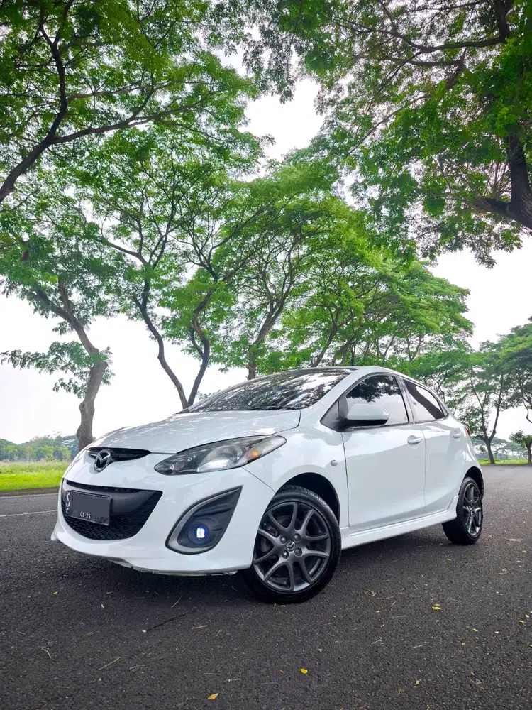 Mazda 2 Tipe R Tertinggi Pajak Panjang Putih FAVORIT