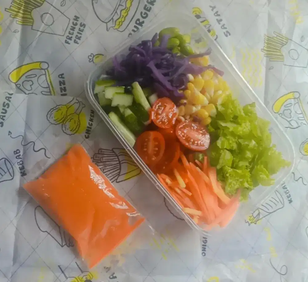 Salad sayur Polos, telur, dada ayam, Nacos